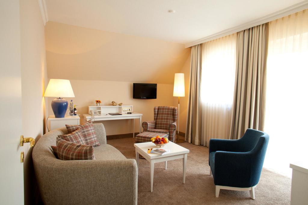 Suite,546993669:JPEG